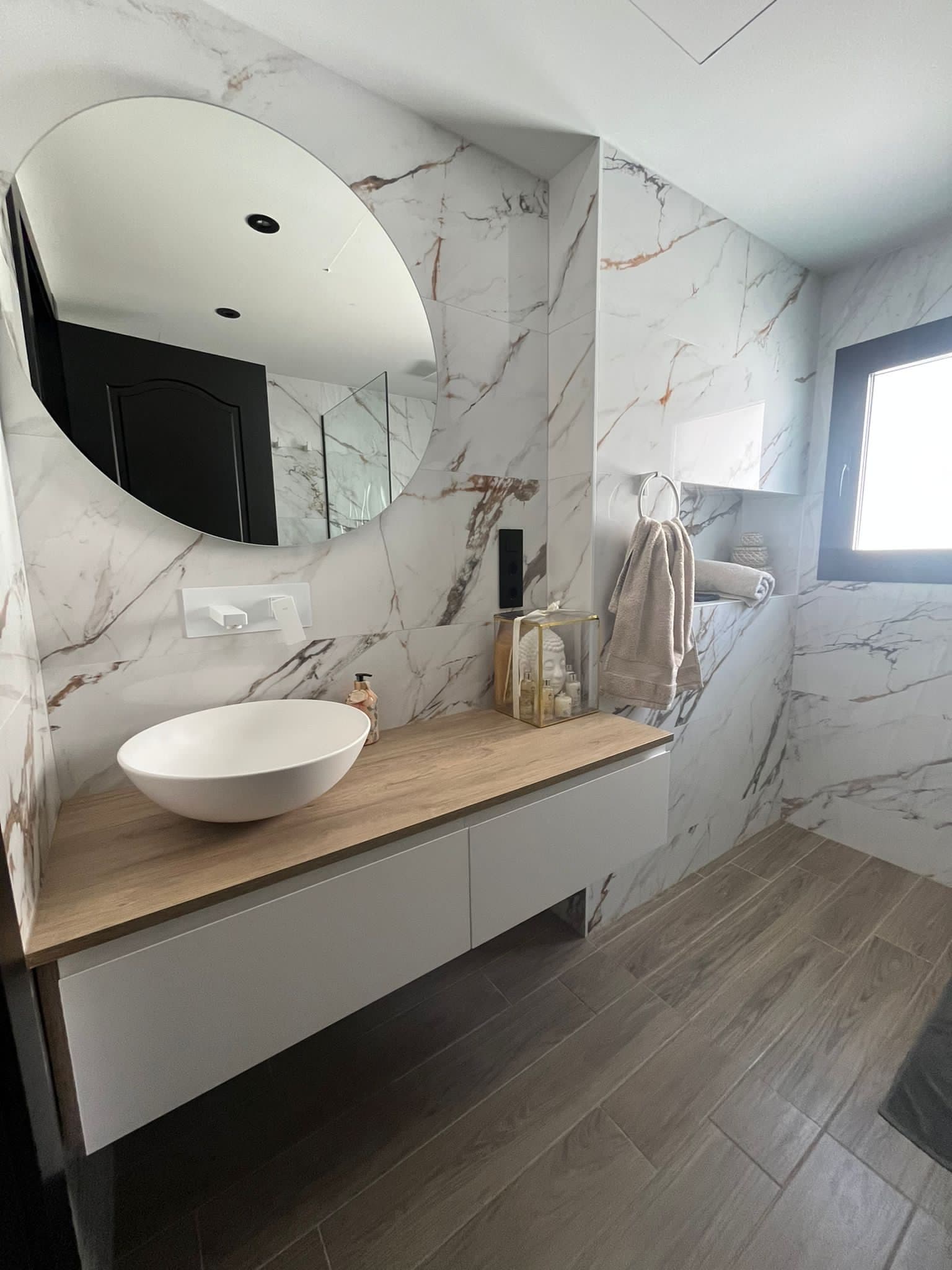 Baño completo Baño con porcelánico efecto mármol - Dekorama Costa del Sol Málaga