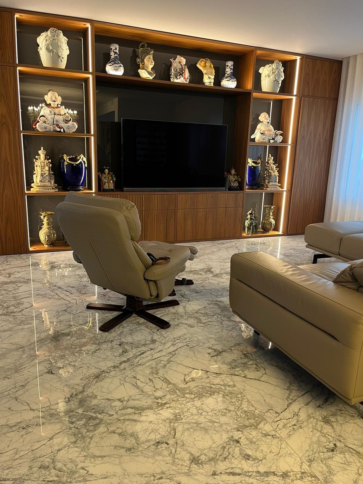 Reforma integral Salón de lujo con mármol brillante - Dekorama Costa del Sol Málaga