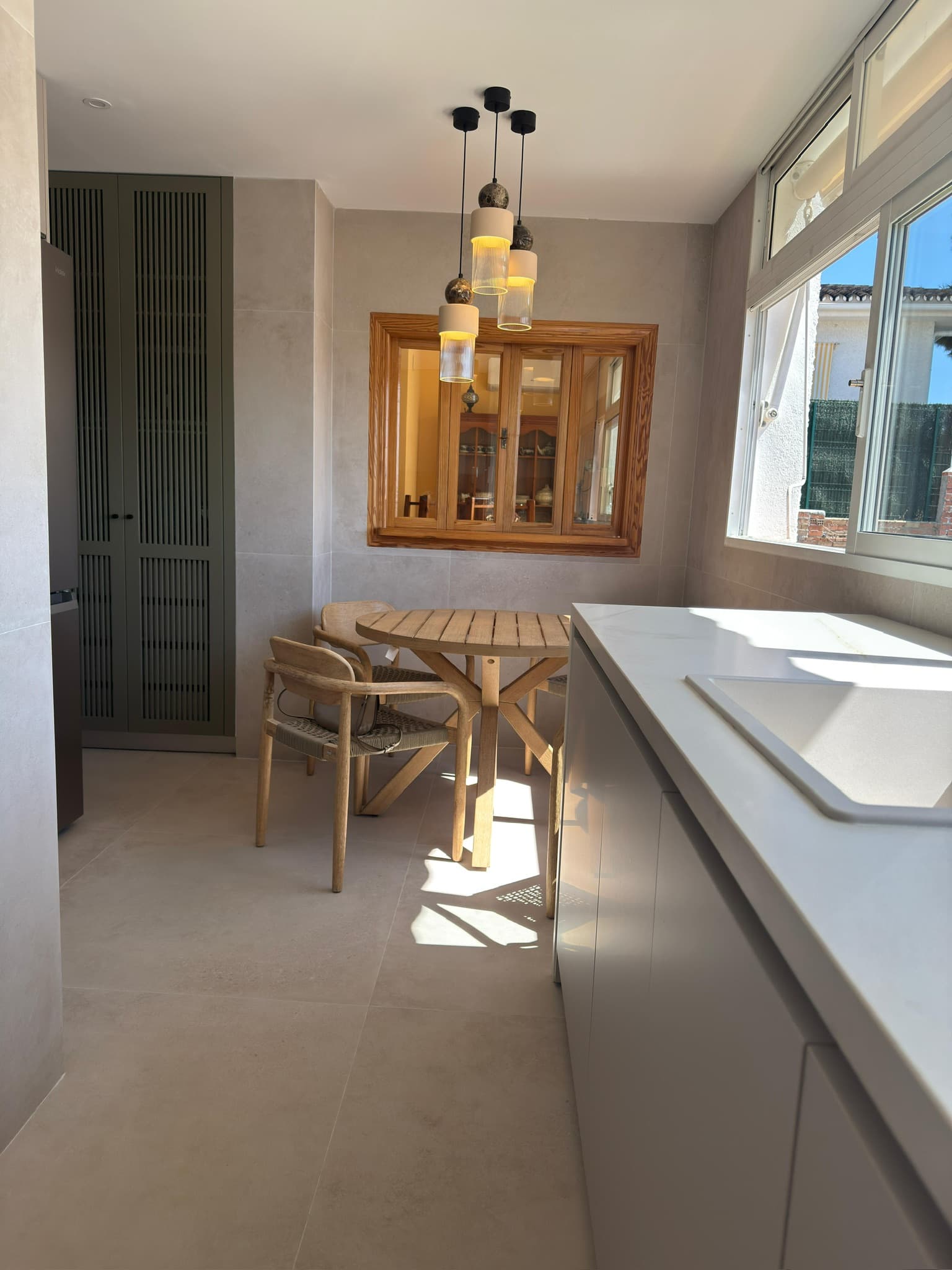 Cocina a medida Cocina con luz natural - Dekorama Costa del Sol Málaga